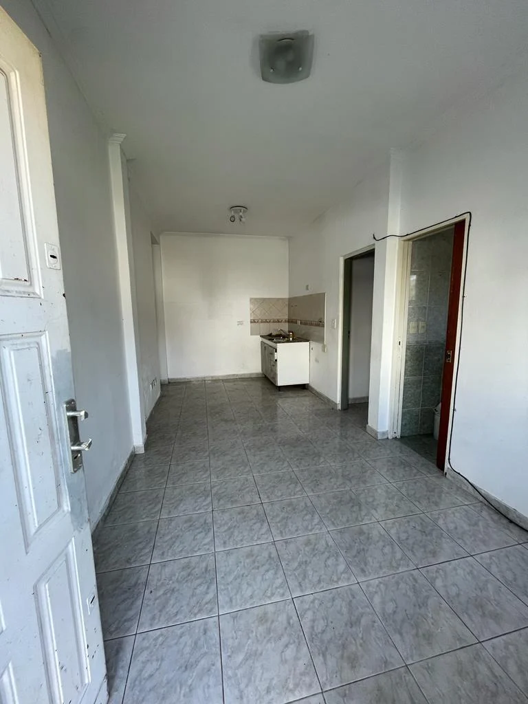 Foto de DEPARTAMENTO 2 AMBIENTES EN P.BAJA AL FRENTE CON PATIO (ENTRADA, imagen 2