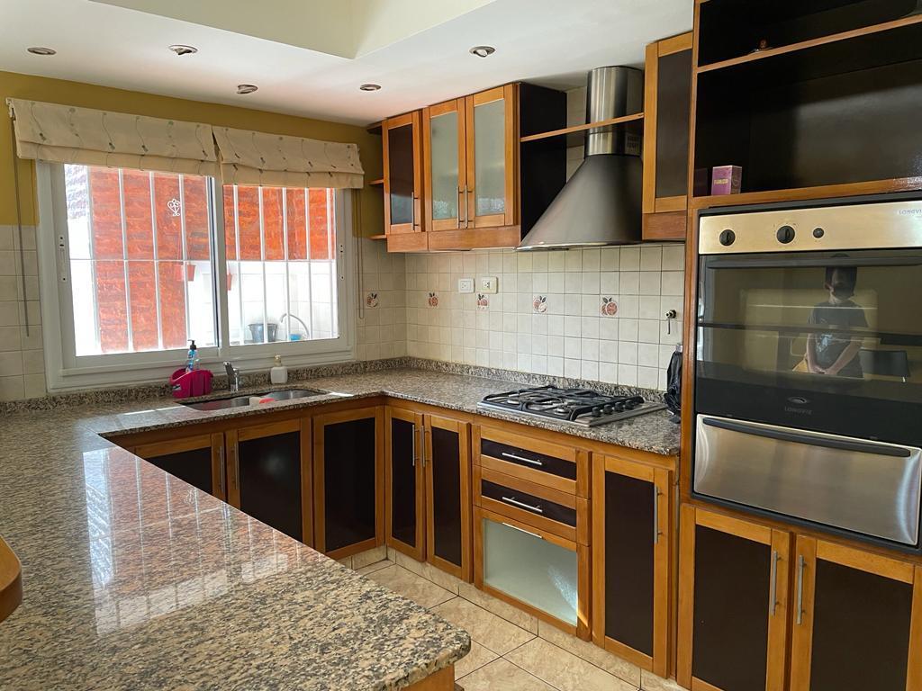 EXCELENTE TRIPLEX 5 AMBIENTES CON COCHERA DOBLE Y FONDO
