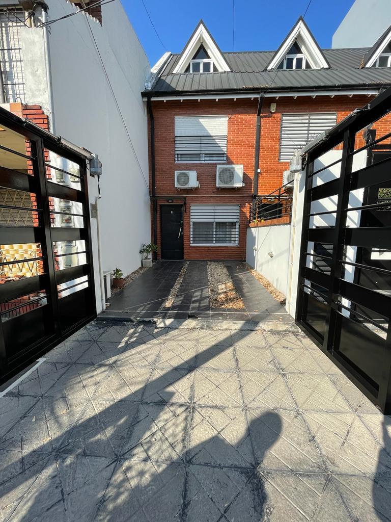TRIPLEX 4 AMB. CON COCHERA Y PATIO EN V. LUZURIAGA