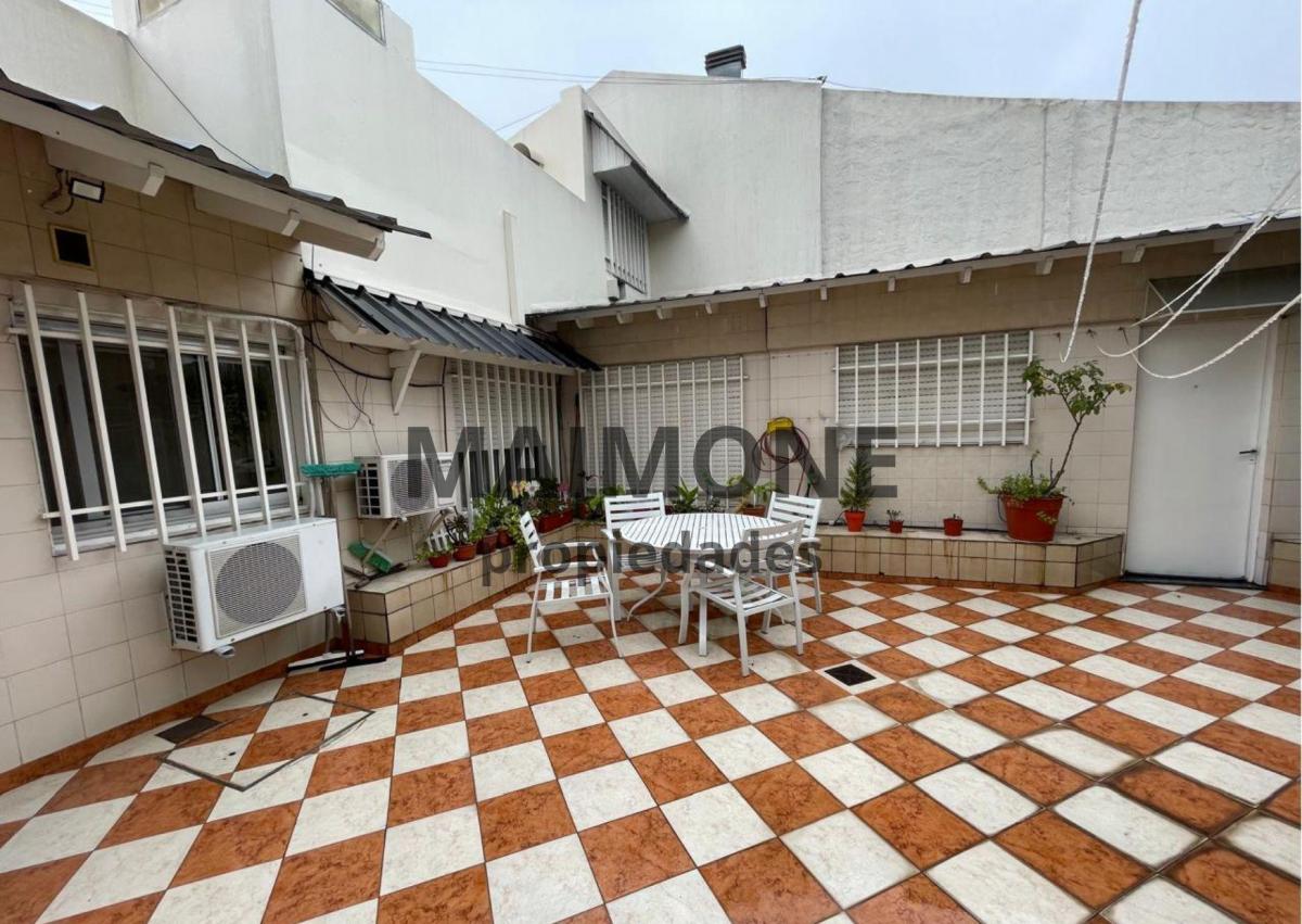EXCELENTE CASA 5 AMBIENTES CON GARAGE EN LOMAS DEL MIRADOR.-