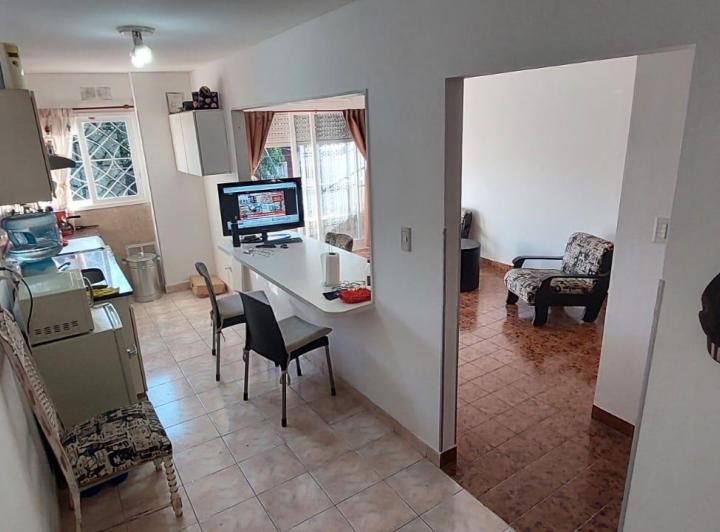DEPARTAMENTO 3 AMB. EN 1º PISO CON COCHERA EN LOMAS DEL MIRADOR.- 4