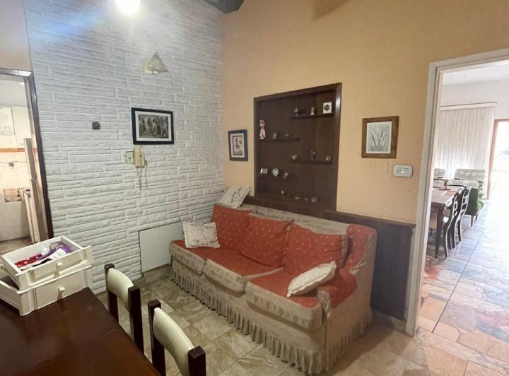 CASA 3 AMB. SOBRE LOTE PROPIO CON COCHERA PASANTE Y FONDO EN L. MIRADOR 2