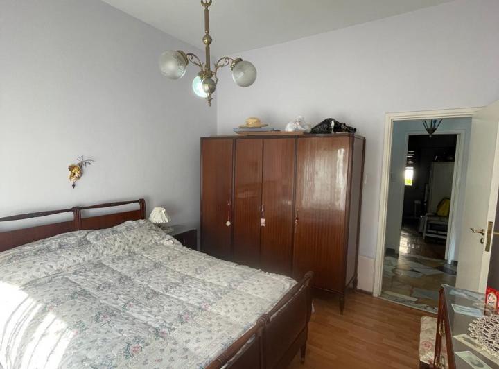 CASA 3 AMB. SOBRE LOTE PROPIO CON COCHERA PASANTE Y FONDO EN L. MIRADOR 3