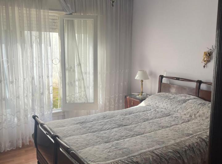 CASA 3 AMB. SOBRE LOTE PROPIO CON COCHERA PASANTE Y FONDO EN L. MIRADOR 4