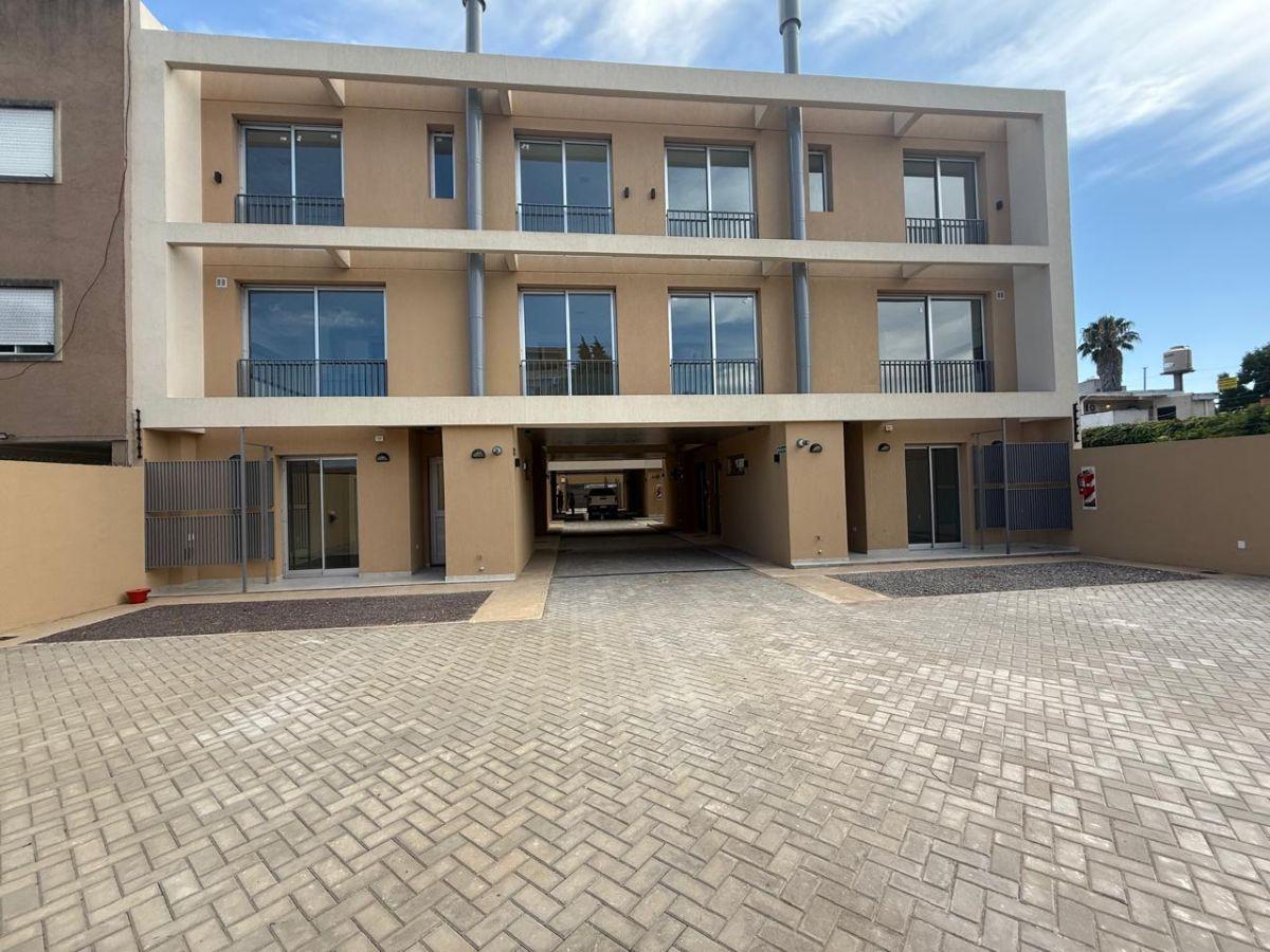 TRIPLEX 4 AMB. CON COCHERA Y PATIO A ESTRENAR (GRAN CATEGORIA):