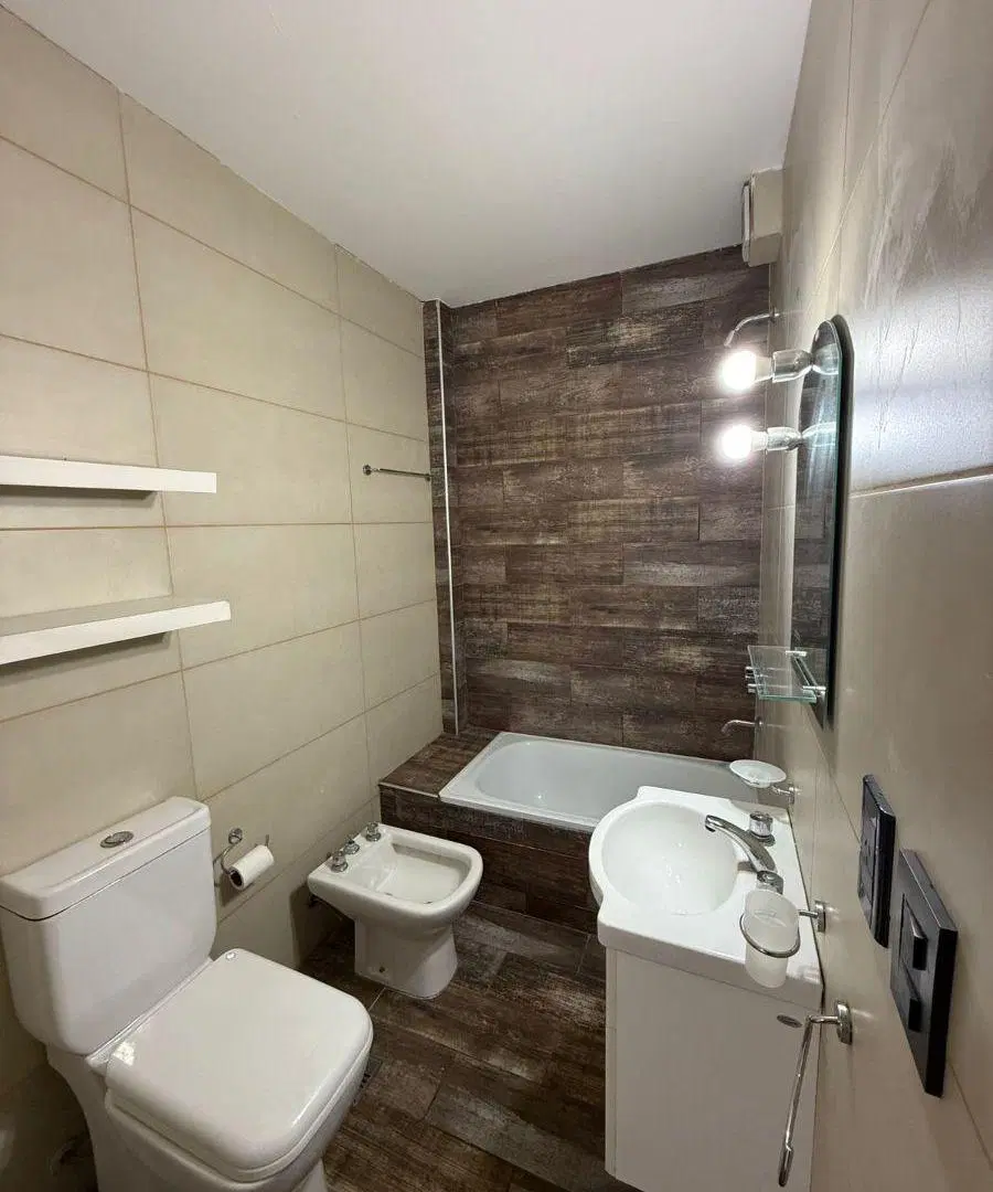 DEPARTAMENTO DE 2 AMBIENTES UBICADO EN SEGUNDO PISO SOBRE AV. VILLEGAS AL 1000, CON BALCÓN AL FRENTE 3