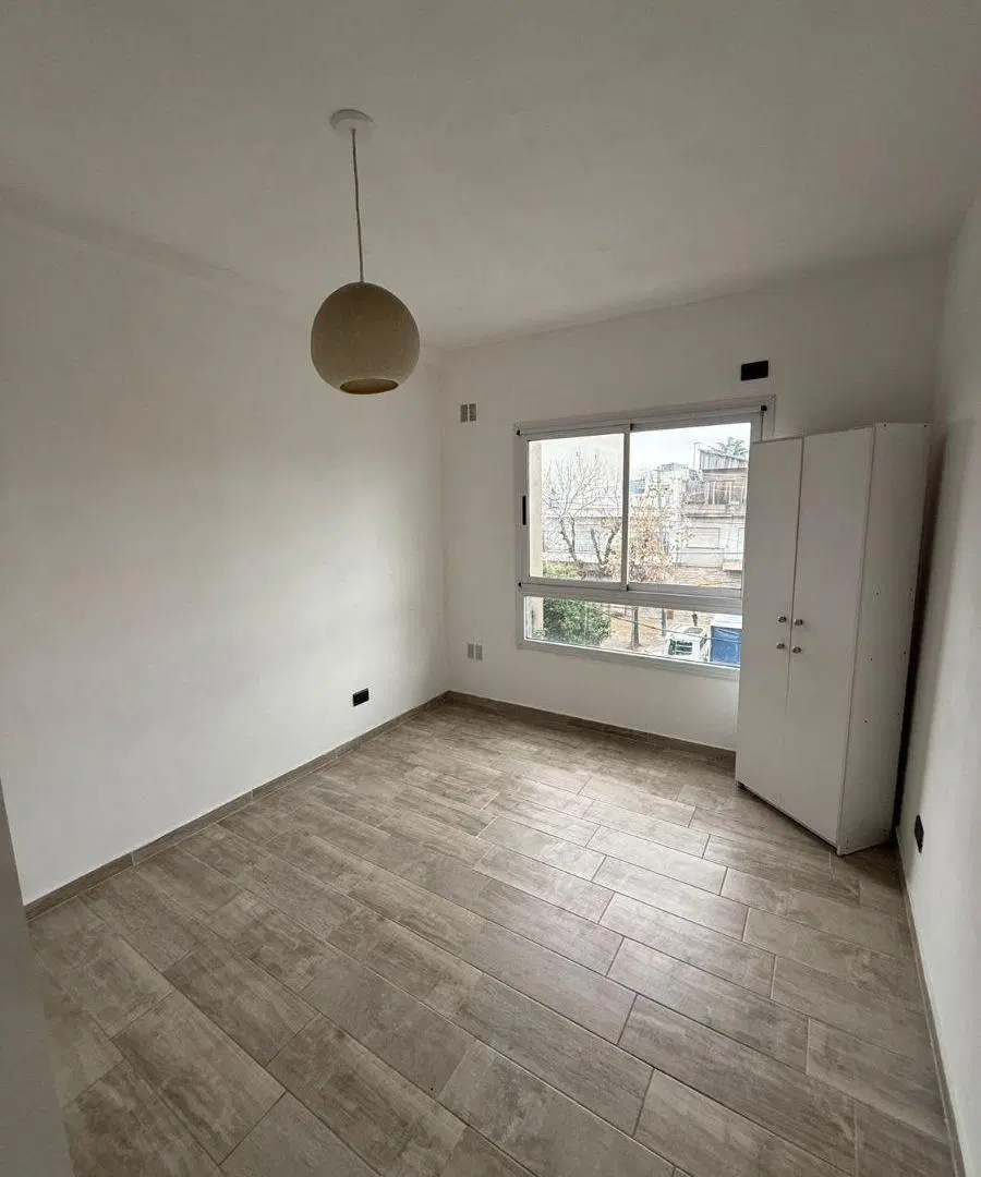 DEPARTAMENTO DE 2 AMBIENTES UBICADO EN SEGUNDO PISO SOBRE AV. VILLEGAS AL 1000, CON BALCÓN AL FRENTE 2