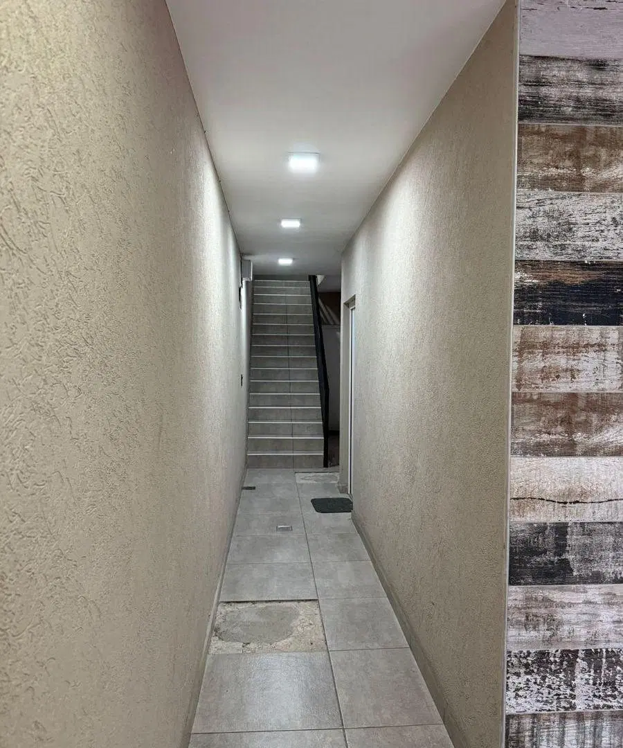 DEPARTAMENTO DE 2 AMBIENTES UBICADO EN SEGUNDO PISO SOBRE AV. VILLEGAS AL 1000, CON BALCÓN AL FRENTE 1