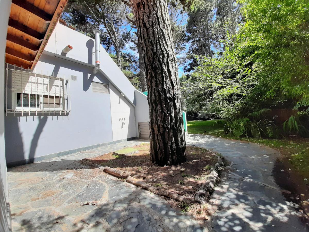 Hermoso Chalet en 2 Plantas con Cochera y Amplio Jardin en Pleno Centro 5