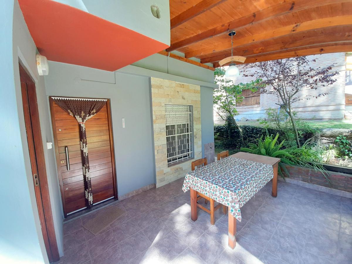 Hermoso Chalet en 2 Plantas con Cochera y Amplio Jardin en Pleno Centro 3