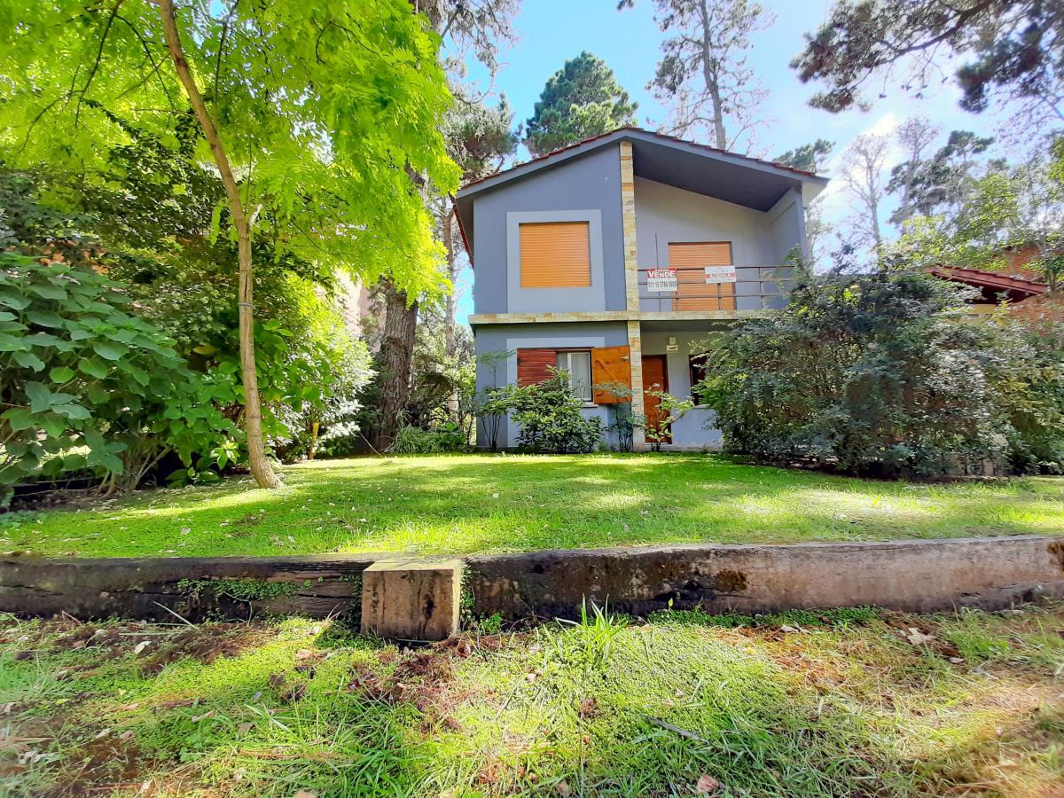 Hermoso Chalet en 2 Plantas con Cochera y Amplio Jardin en Pleno Centro 1