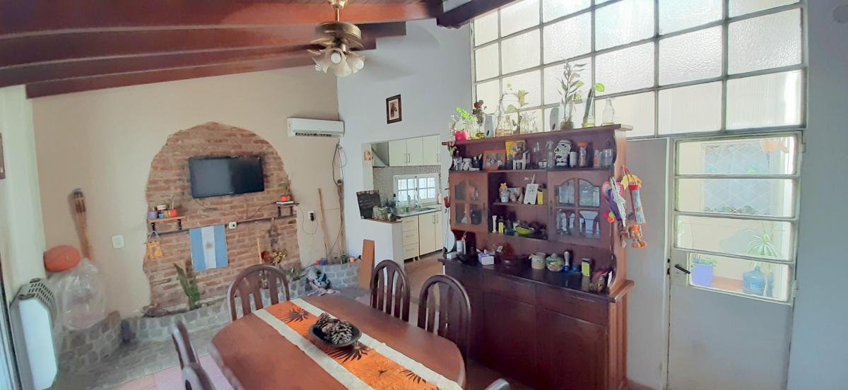 CASA DE 6 AMB CON COCHERA JARDIN AL FRENTE NUEVO PRECIO!! APTA CREDITO.