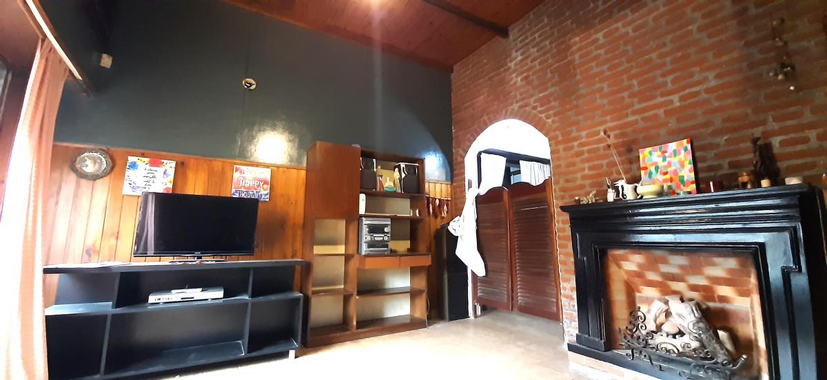 Venta de Casa en 2 Plantas con Amplia Cochera y Terraza en Lanus Oeste 5
