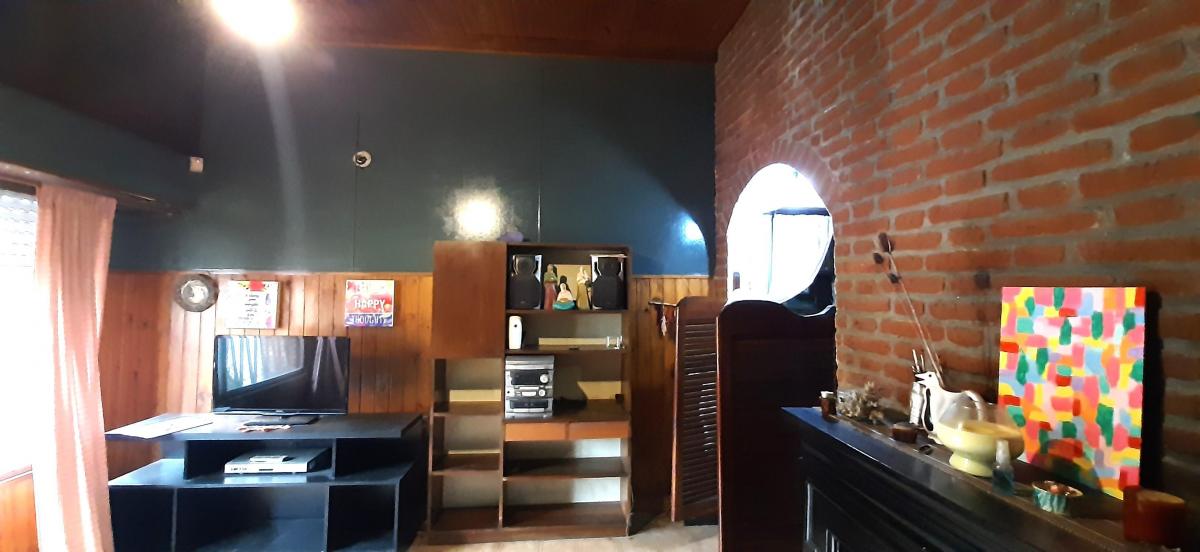Venta de Casa en 2 Plantas con Amplia Cochera y Terraza en Lanus Oeste 2