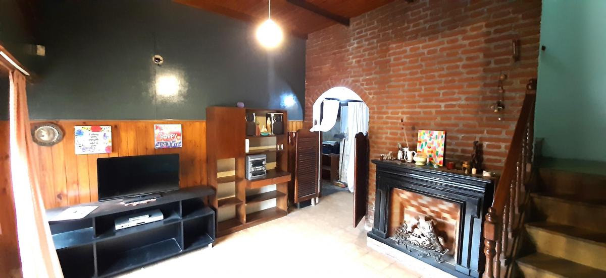 Venta de Casa en 2 Plantas con Amplia Cochera y Terraza en Lanus Oeste 1