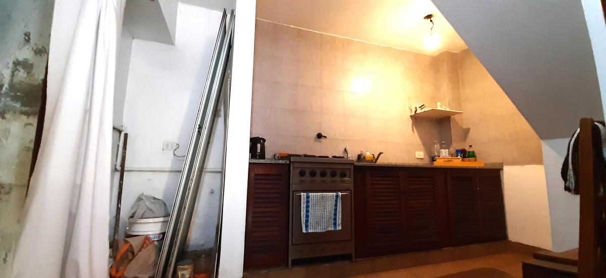 Venta de Casa en 2 Plantas con Amplia Cochera y Terraza en Lanus Oeste 4
