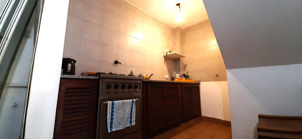 Venta de Casa en 2 Plantas con Amplia Cochera y Terraza en Lanus Oeste 5