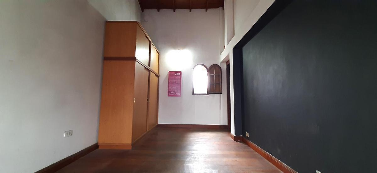 Venta de Casa en 2 Plantas con Amplia Cochera y Terraza en Lanus Oeste 4