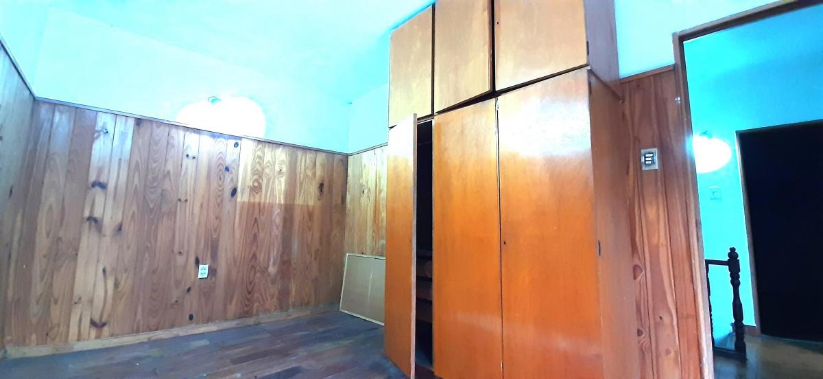 Venta de Casa en 2 Plantas con Amplia Cochera y Terraza en Lanus Oeste 3