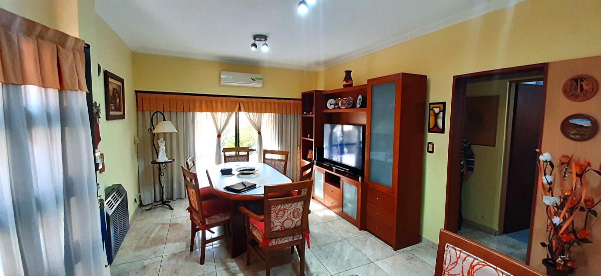 Venta de Hermoso Chalet de 4 Amb con Cochera Hermoso Jardin y Terraza. 2