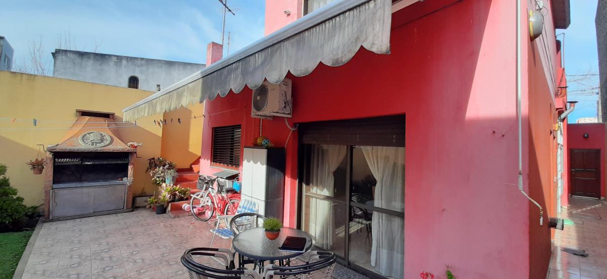 Venta de Hermoso Chalet de 4 Amb con Cochera Hermoso Jardin y Terraza. 5