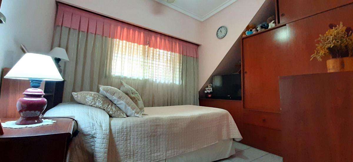 Venta de Hermoso Chalet de 4 Amb con Cochera Hermoso Jardin y Terraza. 3
