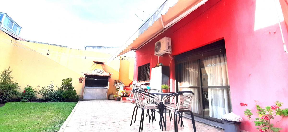 Venta de Hermoso Chalet de 4 Amb con Cochera Hermoso Jardin y Terraza. 4