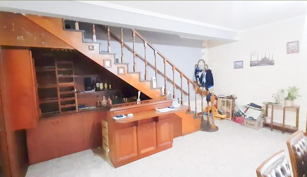 Hermoso Chalet de 6 Amb Amplios en 2 Plantas con Cochera y Amplio Patio. 2