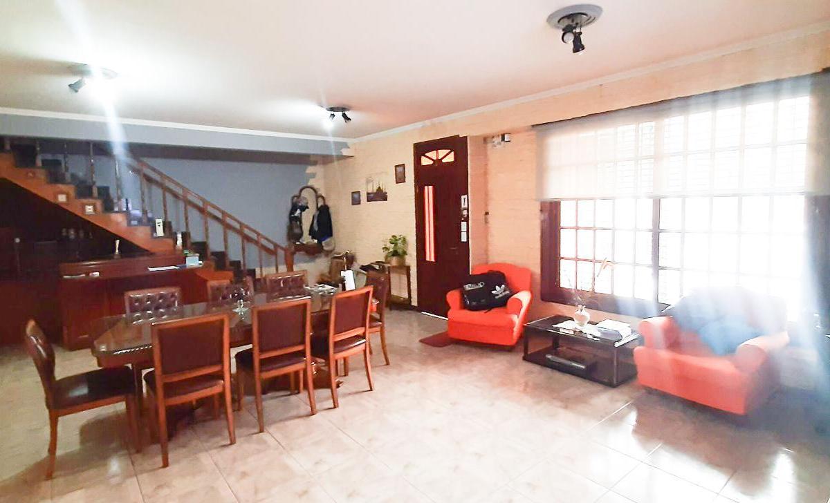 Hermoso Chalet de 6 Amb Amplios en 2 Plantas con Cochera y Amplio Patio. 3