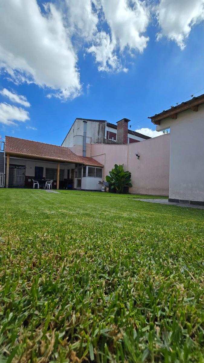 Chalet Clasico de 3 Amb con Cochera Terraza y Amplio Jardin. Lanus Oeste 5