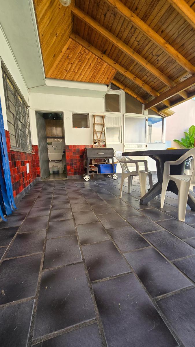 Chalet Clasico de 3 Amb con Cochera Terraza y Amplio Jardin. Lanus Oeste 2