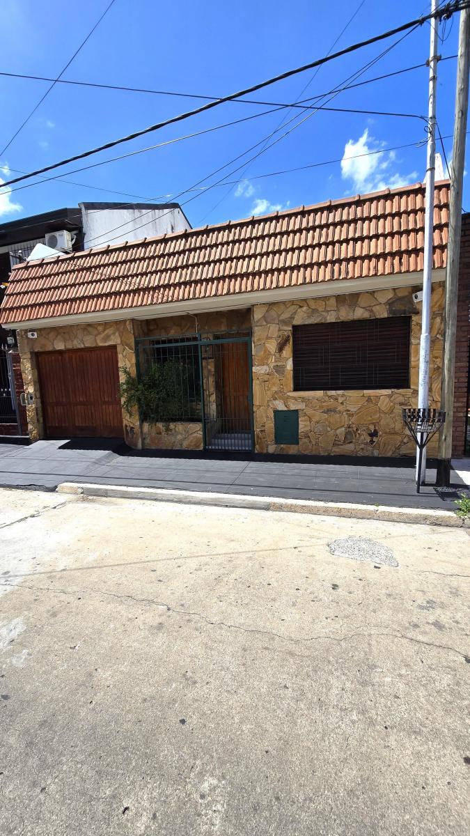 Chalet Clasico de 3 Amb con Cochera Terraza y Amplio Jardin. Lanus Oeste 4