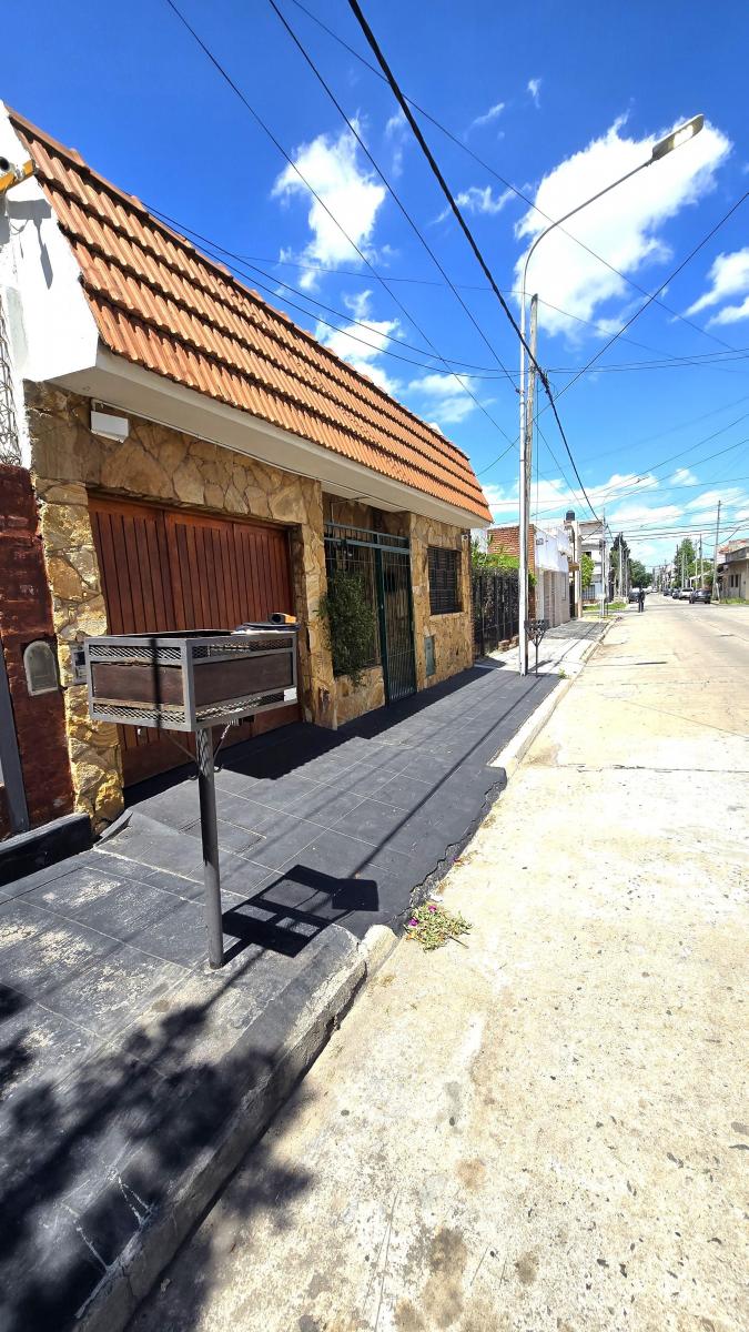 Chalet Clasico de 3 Amb con Cochera Terraza y Amplio Jardin. Lanus Oeste 3