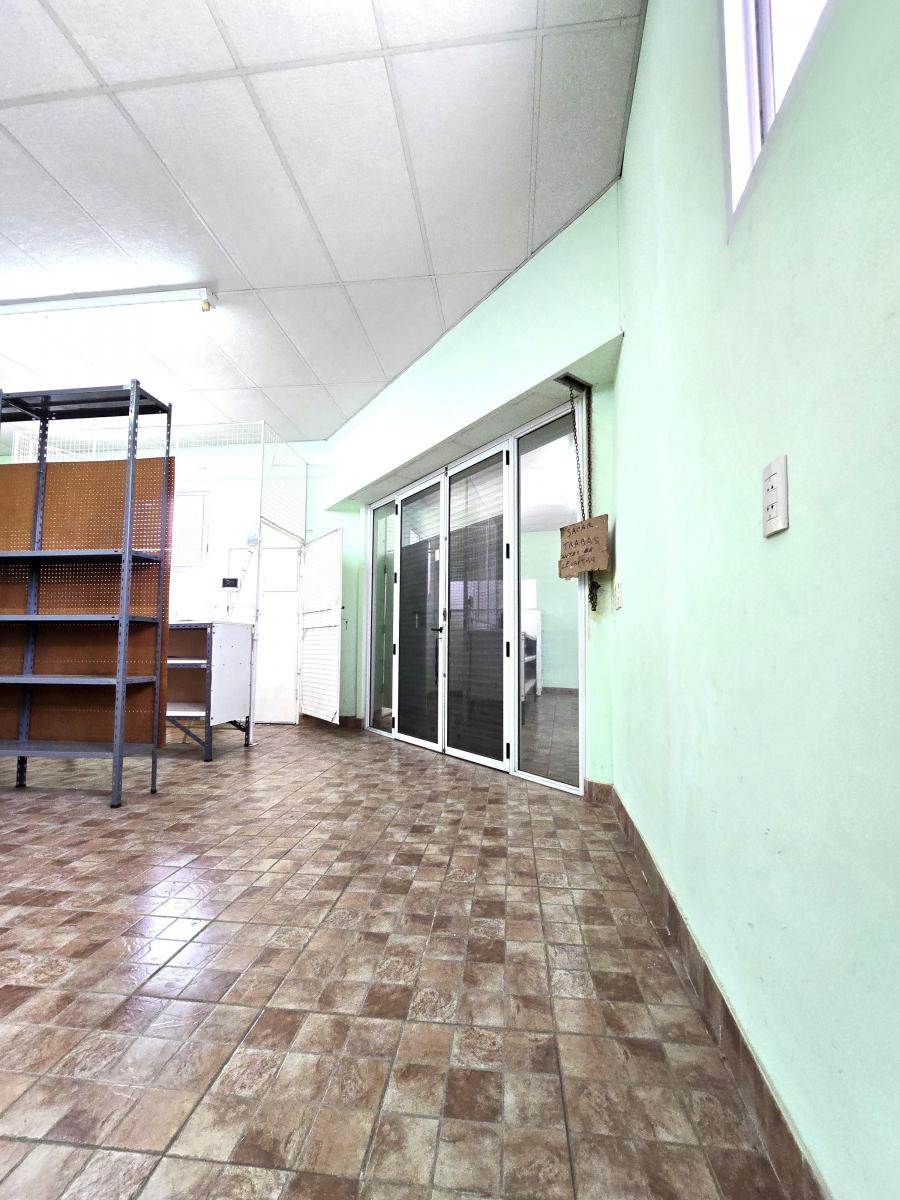 Venta de Galpon Estilo Comercial en Esquina y Casa de 3 Amb con Patio y Terraza 1