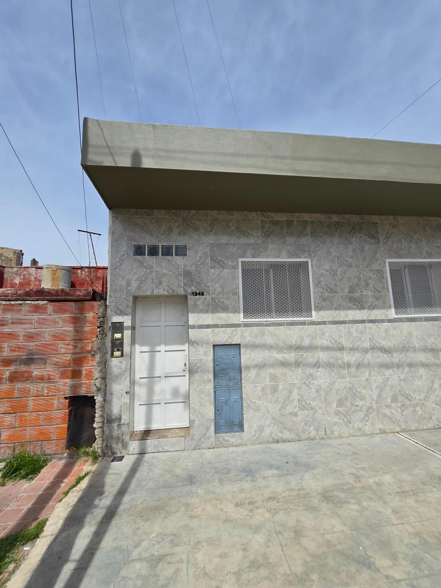 Venta de Galpon Estilo Comercial en Esquina y Casa de 3 Amb con Patio y Terraza 2