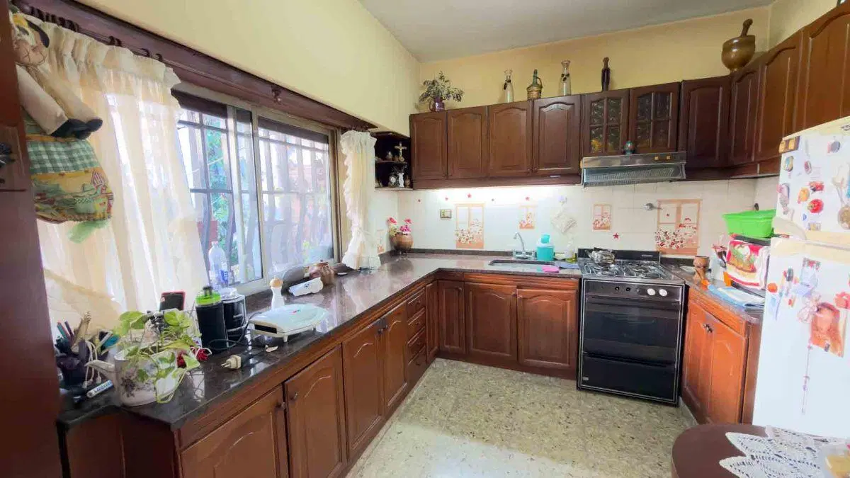 HERMOSO CHALET DE 5 AMBIENTES CON JARDÍN, QUINCHO Y COCHERA 5