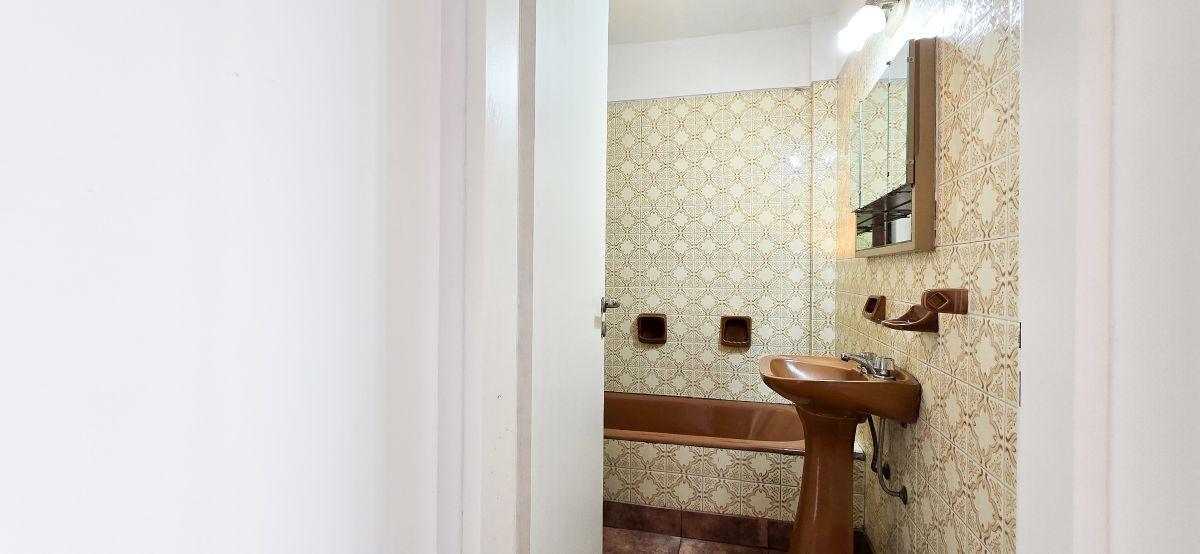Foto de EXCELENTE DEPARTAMENTO DE 2 AMBIENTES AMPLIO, LUMINOSO Y LISTO PARA, imagen 2