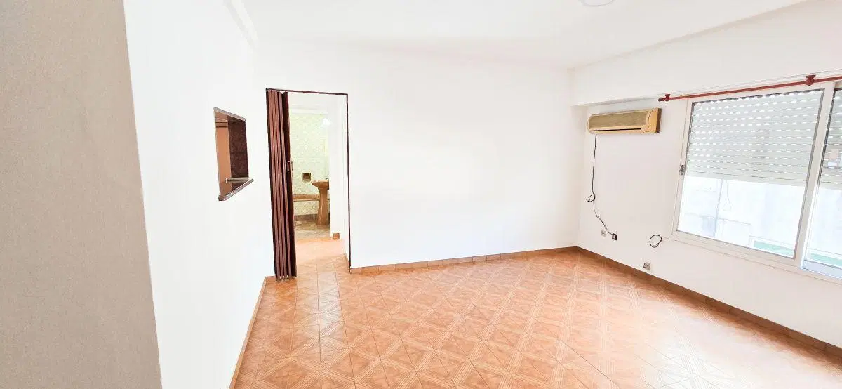 EXCELENTE DEPARTAMENTO DE 2 AMBIENTES AMPLIO, LUMINOSO Y LISTO PARA MUDARSE EN VALENTÍN ALSINA 4