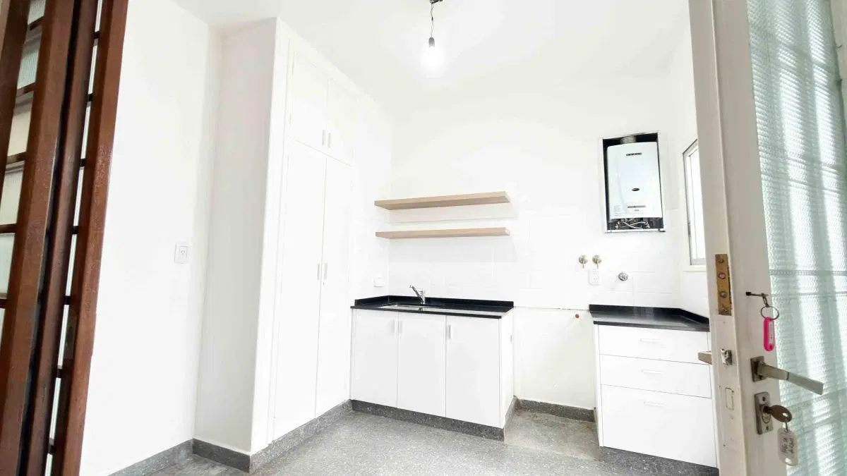 Casa en lote propio de 3 ambientes con cochera, patio y gran terraza en Valentín Alsina 5