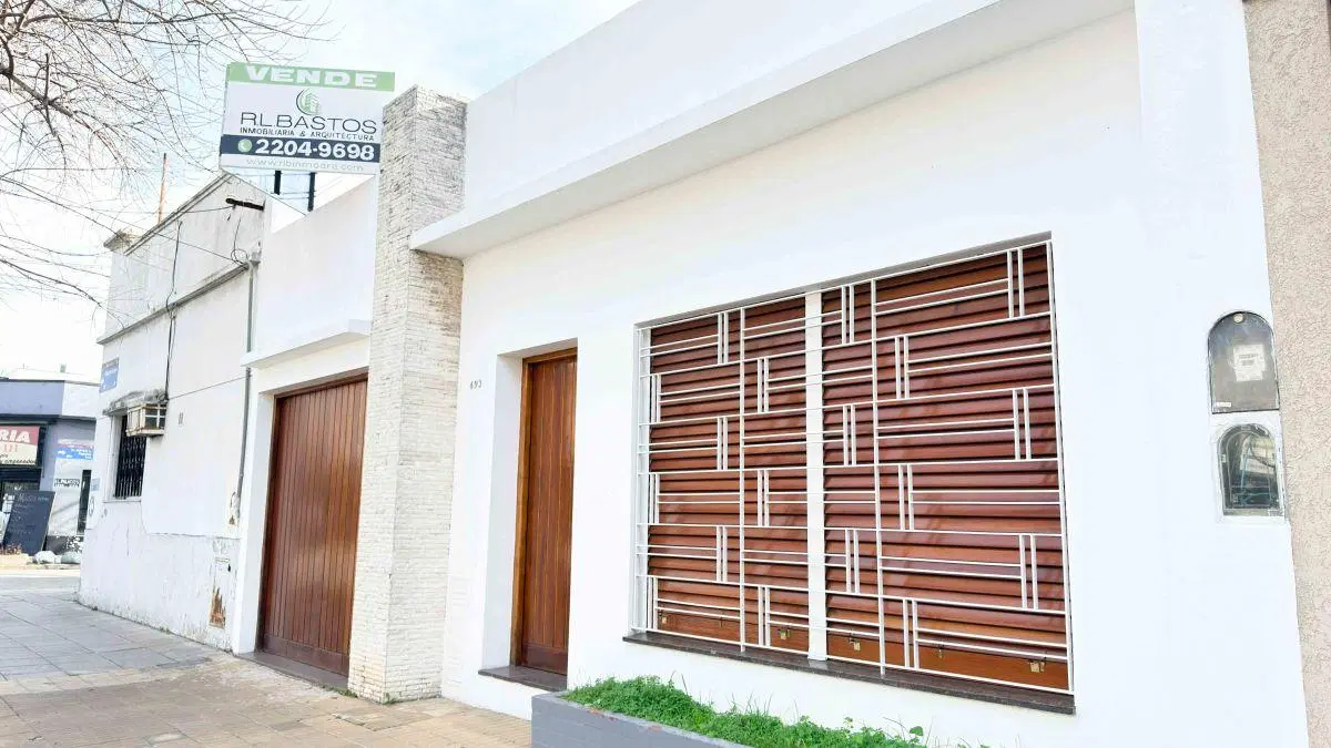 Casa en lote propio de 3 ambientes con cochera, patio y gran terraza en Valentín Alsina 4