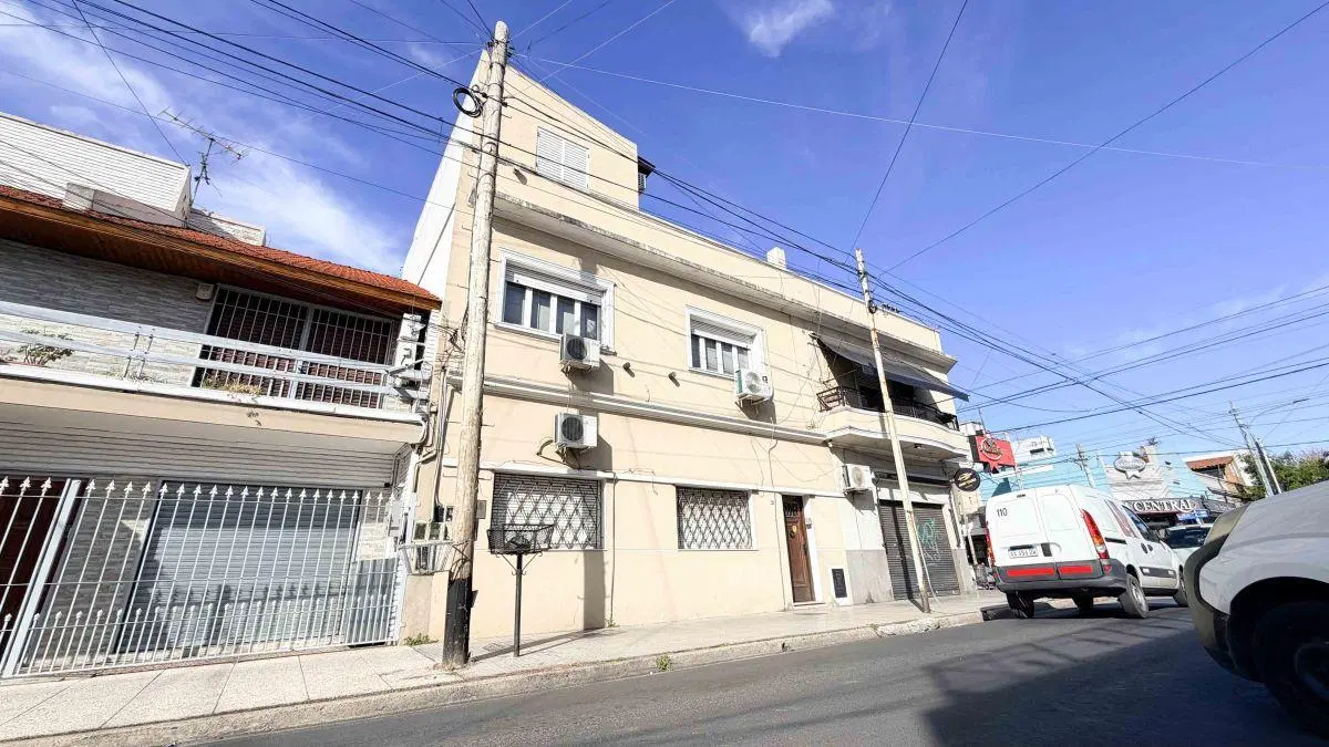 Departamento de 3 Ambientes con Doble Balcón, Gran Terraza Propia y Sin Expensas. Apto Crédito. 2