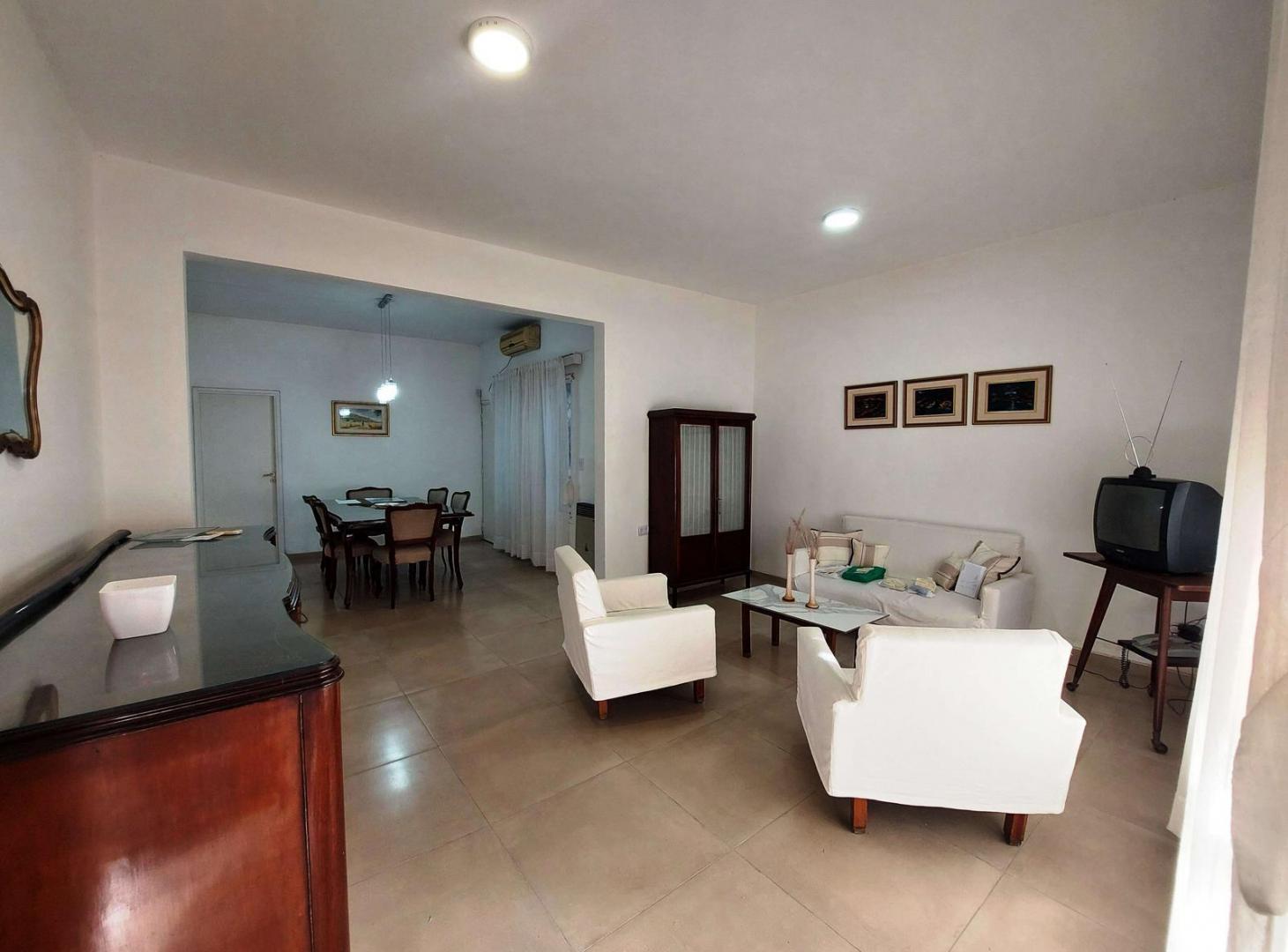 Foto de Hermosa Casa de 2 Dor. C/Cochera doble, Pileta y Asador en Villa, imagen 2