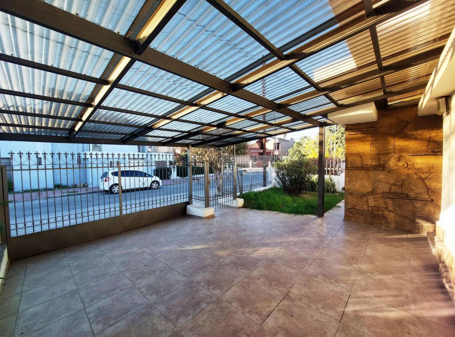 Foto de Hermosa Casa de 2 Dor. C/Cochera doble, Pileta y Asador en Villa, imagen 1