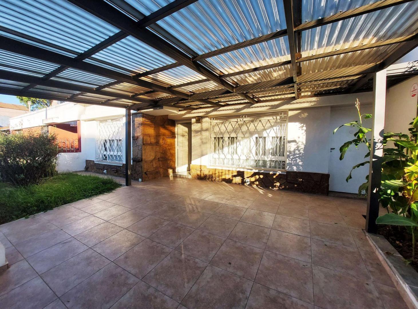 Foto de Hermosa Casa de 2 Dor. C/Cochera doble, Pileta y Asador en Villa, imagen 3