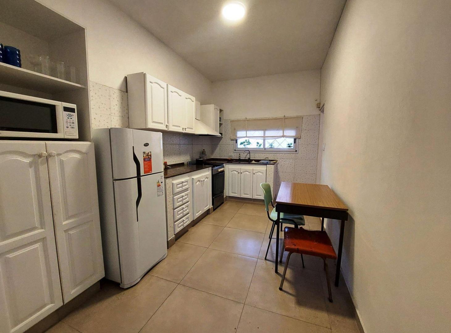 Foto de Hermosa Casa de 2 Dor. C/Cochera doble, Pileta y Asador en Villa, imagen 4