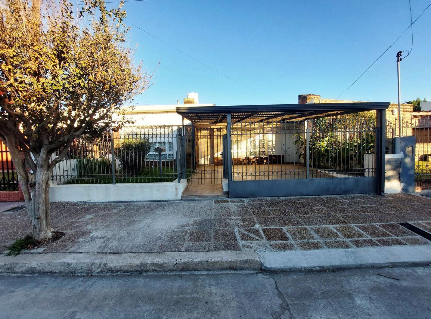 Foto de Hermosa Casa de 2 Dor. C/Cochera doble, Pileta y Asador en Villa, imagen 1