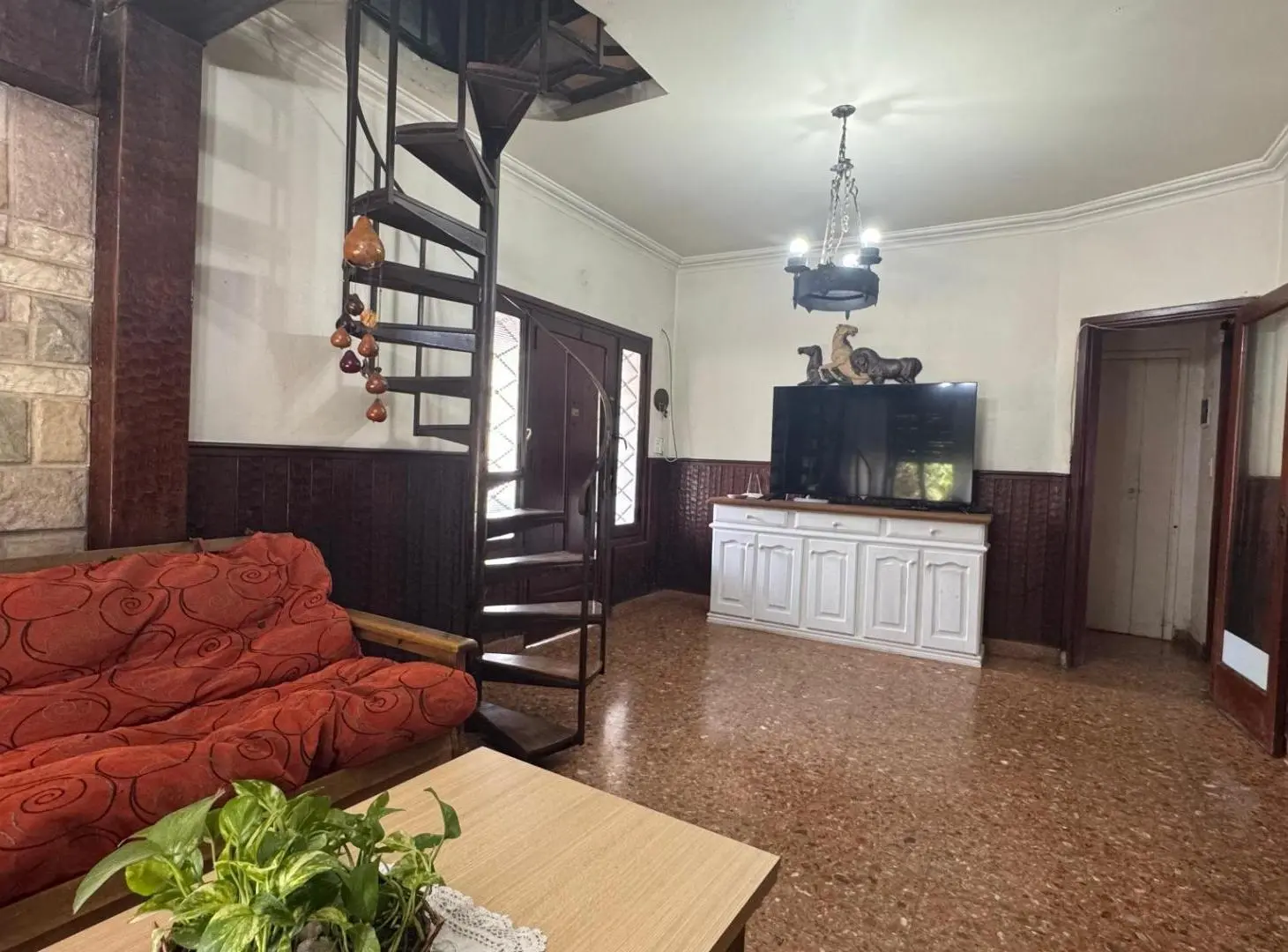 ¡Increíble chalet sobre esquina a mts de Av. San Martin! 2