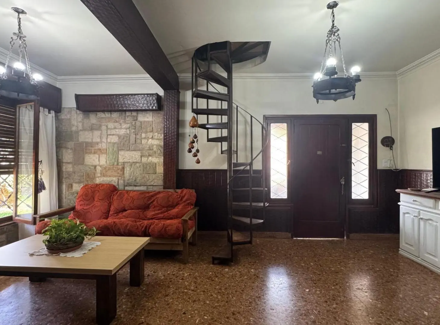 ¡Increíble chalet sobre esquina a mts de Av. San Martin! 1
