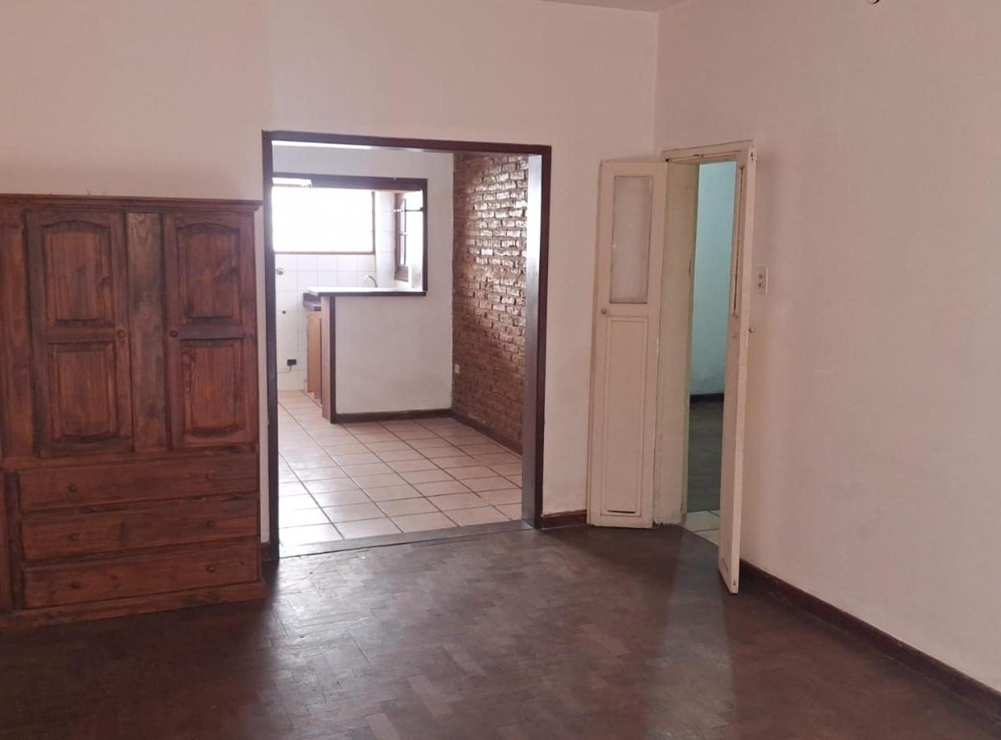 Foto de Casa sobre Av. San Martin a pocos mts de estacion Torcuato, imagen 1