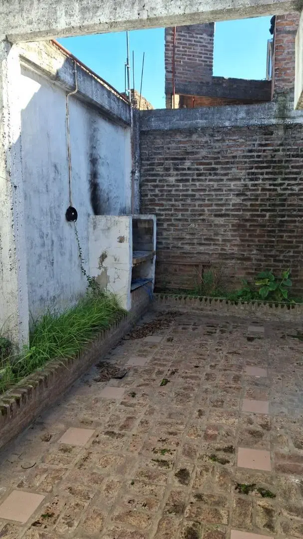 Casa sobre Av. San Martin a pocos mts de estacion Torcuato 5